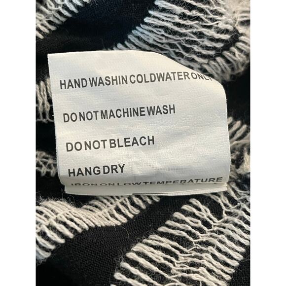 Solitaire 1X black white  scalloped embroidered tunic - Picture 5 of 10